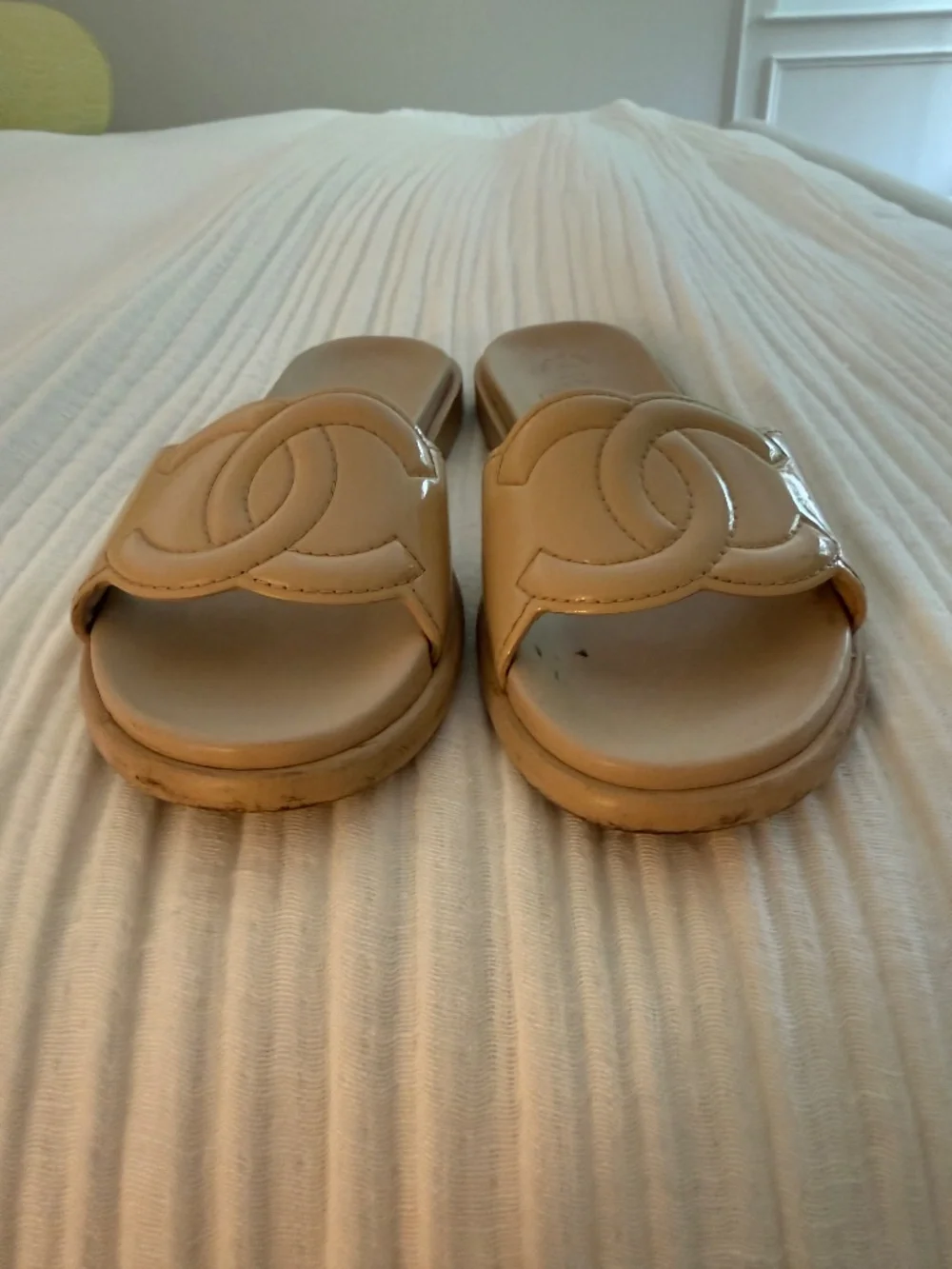 CHANEL interlocking CC logo patent leather beige slides mules Size 38.5